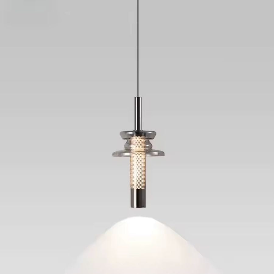 Silhouette tubulaire en aluminium ajouré et verre fumé pour un luminaire au style industriel contemporain