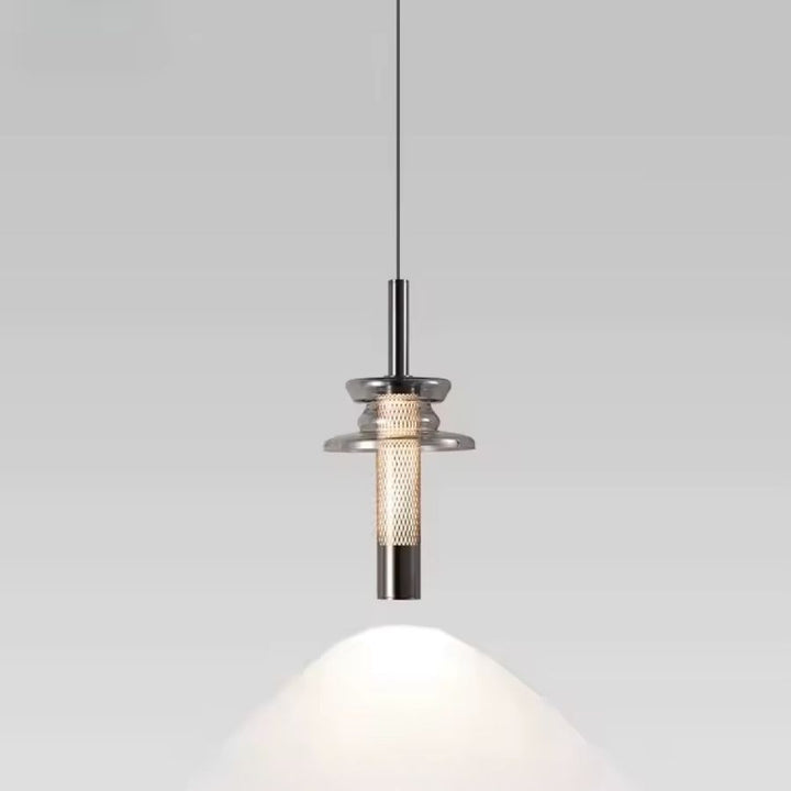 Silhouette tubulaire en aluminium ajouré et verre fumé pour un luminaire au style industriel contemporain