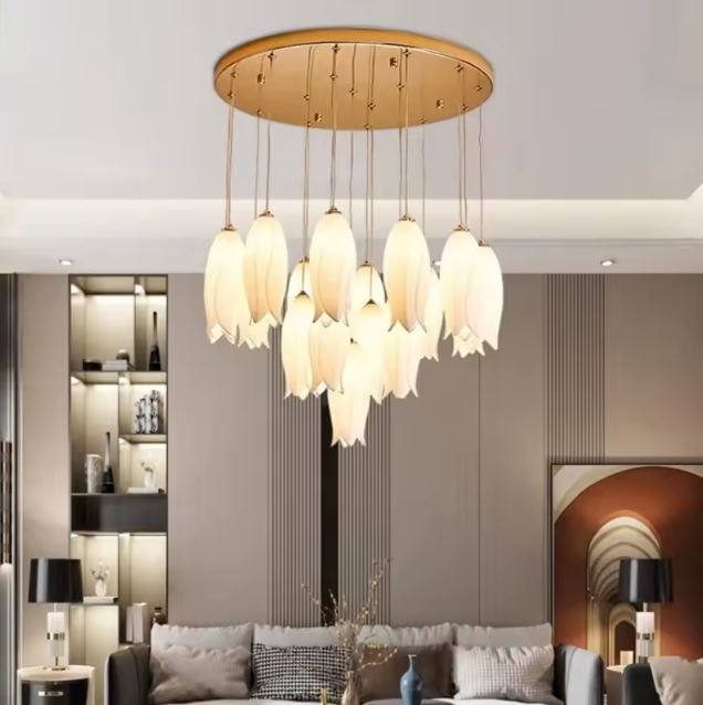 Suspension tulipe en céramique blanche à plusieurs fleurs au style organique et design contemporain.