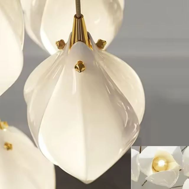 Détail de la suspension tulipe en céramique blanche, design floral raffiné évoquant une fleur épanouie avec un éclairage chaleureux.