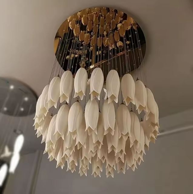 Suspension tulipe en céramique blanche en bouquet suspendu avec rosace dorée au style luxueux et raffiné.