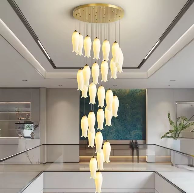 Suspension tulipe en céramique blanche en cascade lumineuse avec finition dorée au style élégant et organique.