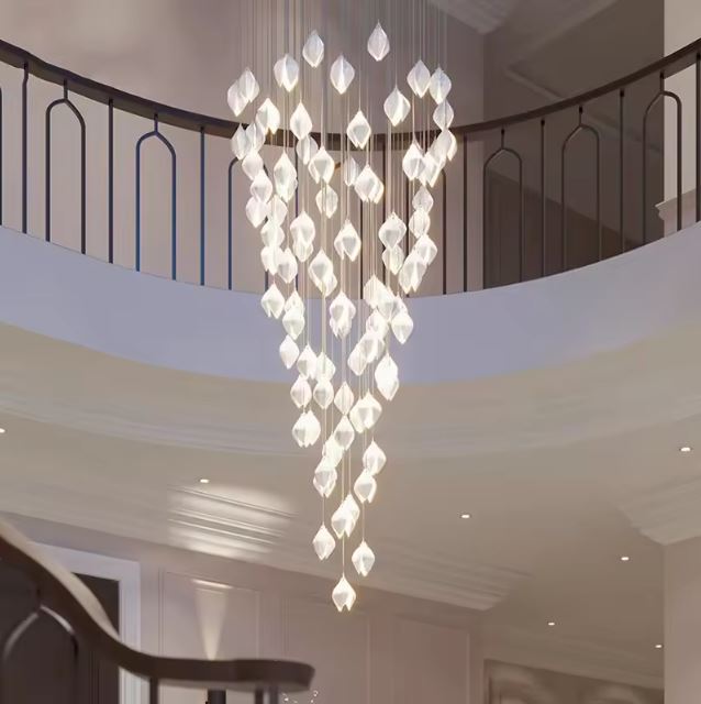 Suspension tulipe en céramique élégante pour cage d’escalier ou plafond haut, idéale dans un intérieur contemporain ou hôtel raffiné.