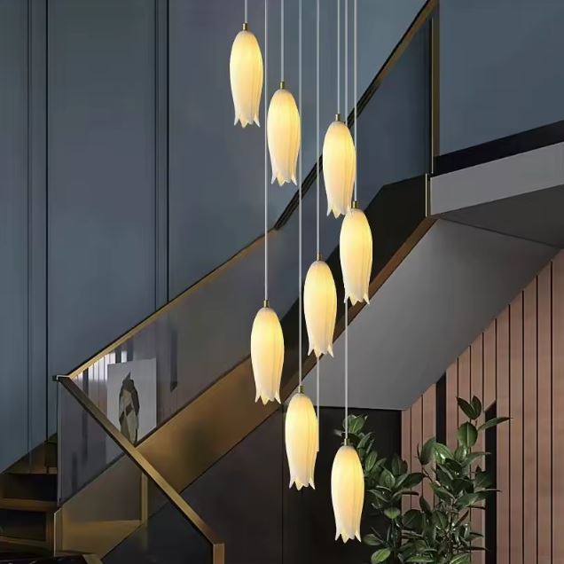 Composition de suspension tulipe en céramique blanche pour cage d’escalier au design aérien et contemporain.