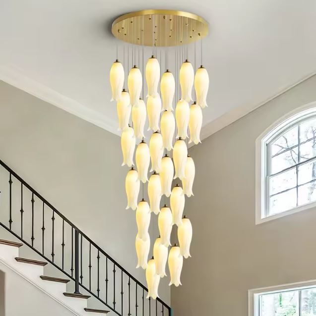 Grande suspension tulipe en céramique blanche en cascade avec rosace dorée au style sophistiqué et aérien.