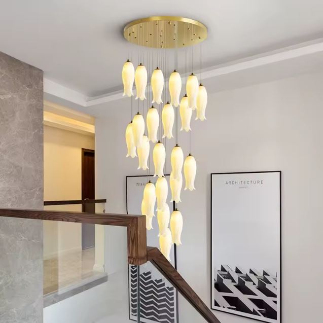 Suspension tulipe en céramique blanche pour grande hauteur au design floral chic et harmonieux.