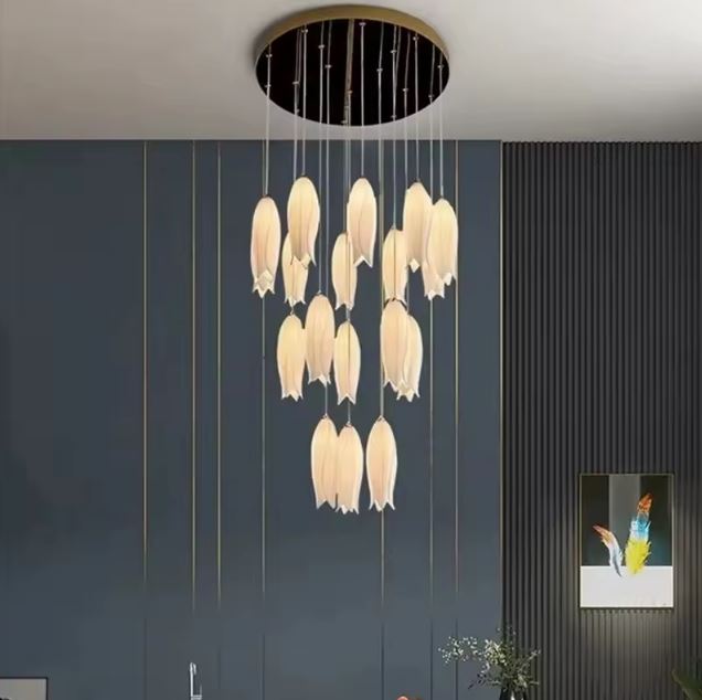 Suspension tulipe en céramique blanche en composition florale suspendue au style doux et épuré.