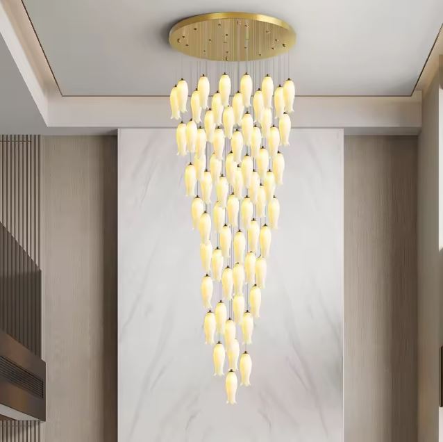 Suspension tulipe XXL en céramique blanche en cascade verticale au style spectaculaire et architectural.