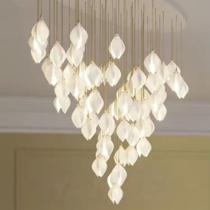 Suspension tulipe design en forme de lustre moderne, idéale pour sublimer un salon ou une entrée majestueuse.