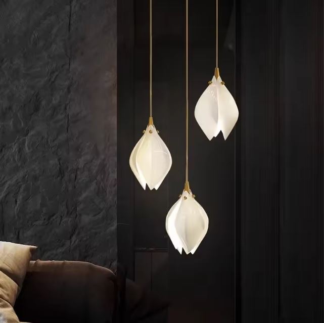 Suspension tulipe design moderne avec abat-jour délicat en forme de pétales, idéale pour une ambiance élégante et raffinée.