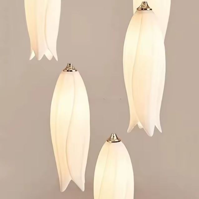 Gros plan sur des tulipes en céramique blanche d’une suspension tulipe au charme délicat et intemporel.