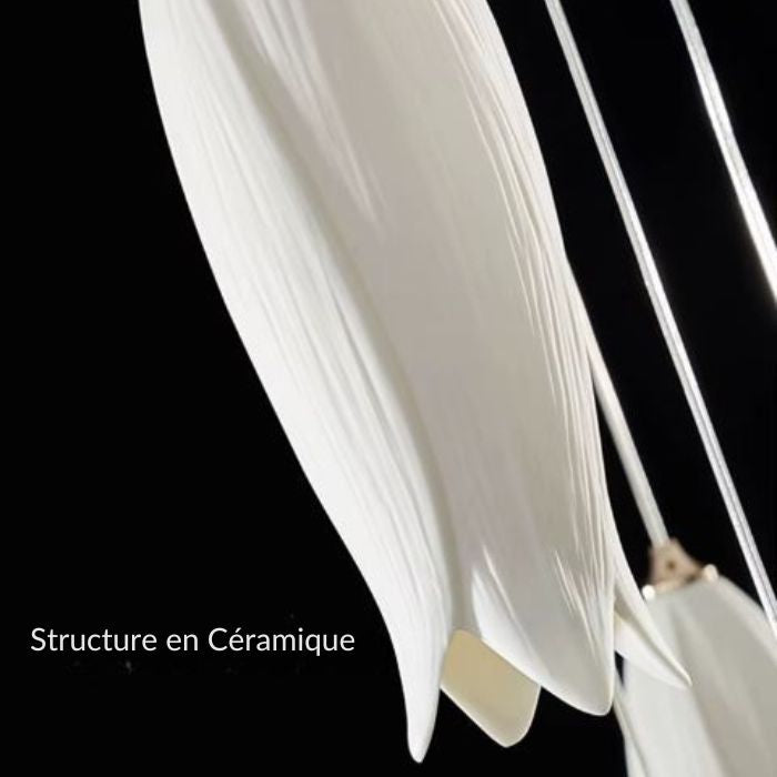 Détail d’une tulipe en céramique texturée d’une suspension tulipe au style minimaliste et sculptural.