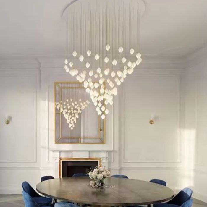 Suspension tulipe en lustre moderne, éclairant élégamment une salle à manger sophistiquée avec un design luxueux.