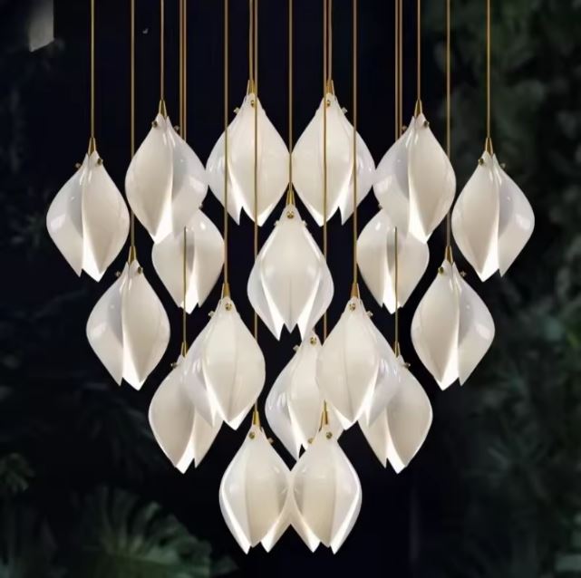 Suspension tulipe à plusieurs lampes, parfaite pour un éclairage luxueux et unique dans un intérieur moderne et élégant.