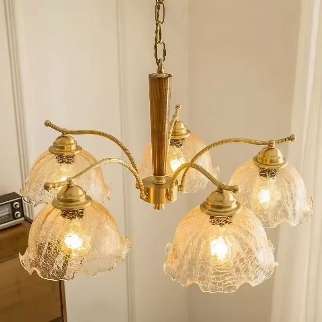 Suspension tulipe vintage en verre avec 5 lampes pour un éclairage raffiné et rétro.