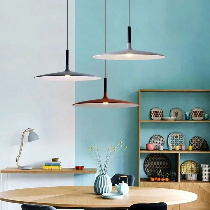 Suspension UFO bleue suspendue au-dessus d'une table basse dans un salon style scandinave.