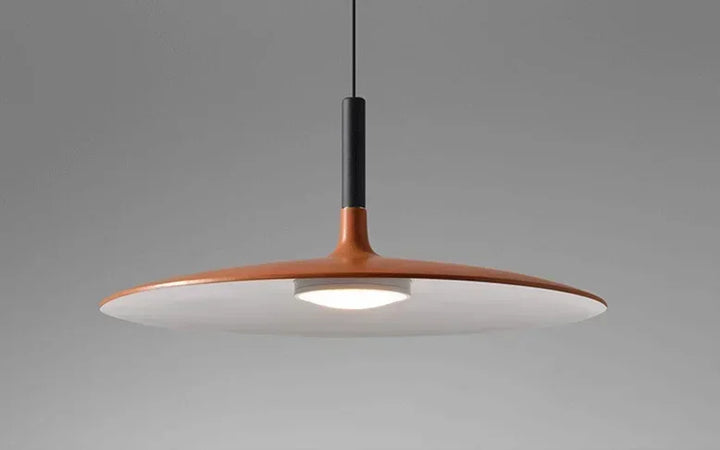 Suspension UFO avec finition effet bois clair et métal dans un intérieur style japandi.
