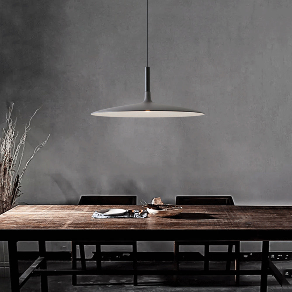 Ambiance ténébreuse et design avec suspension UFO sur fond de mur gris foncé chic.