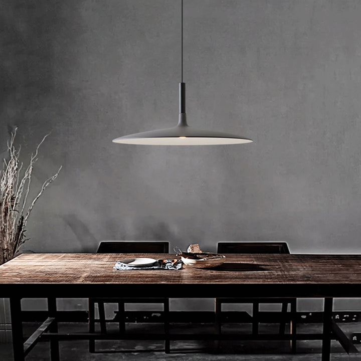 Ambiance ténébreuse et design avec suspension UFO sur fond de mur gris foncé chic.