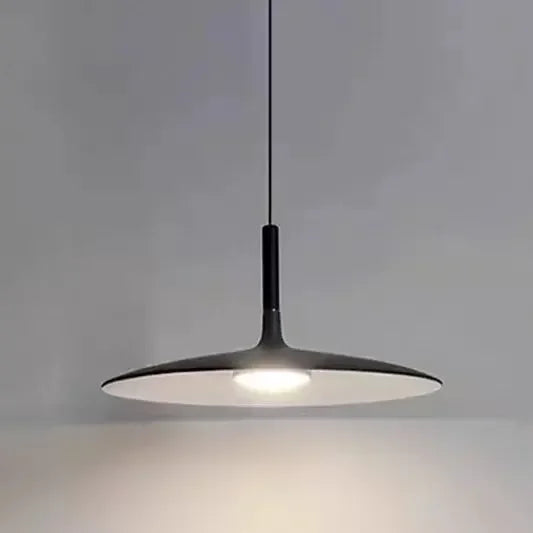 Suspension UFO noire mate allumée, mettant en valeur son profil plat et design.