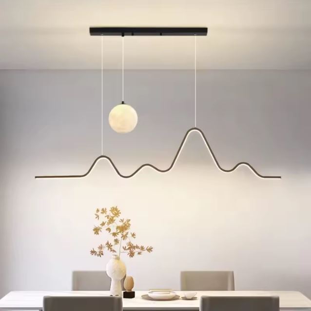 Suspension vague LED au design moderne et original, idéale pour illuminer une salle à manger élégante.