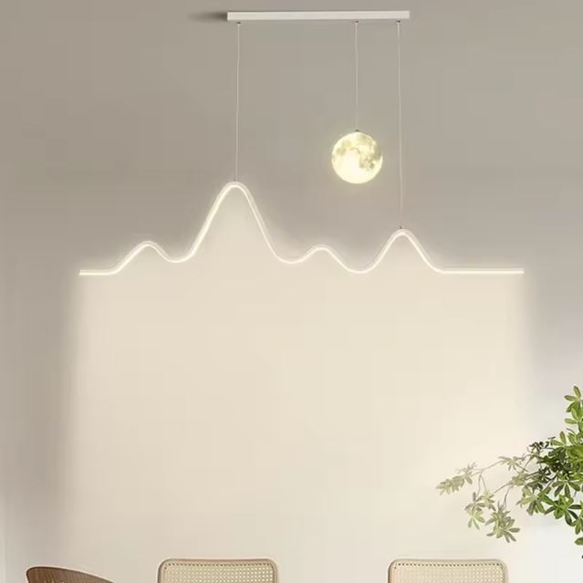 Suspension vague LED blanche élégante, parfaite pour une décoration moderne et lumineuse de salle à manger.