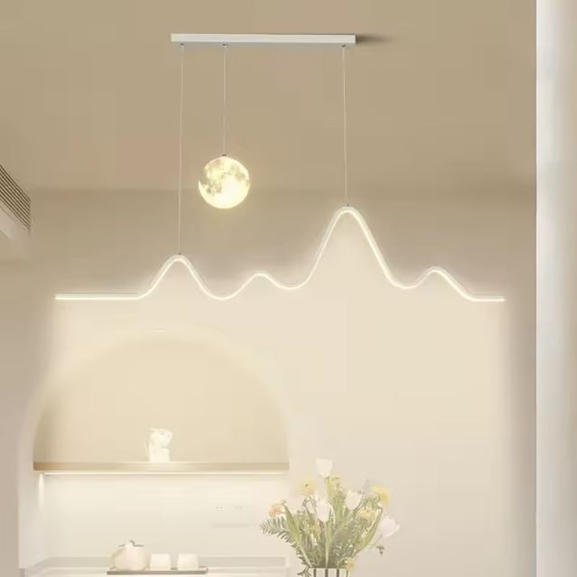 Suspension vague LED blanche élégante, parfaite pour un éclairage moderne et lumineux de la maison.