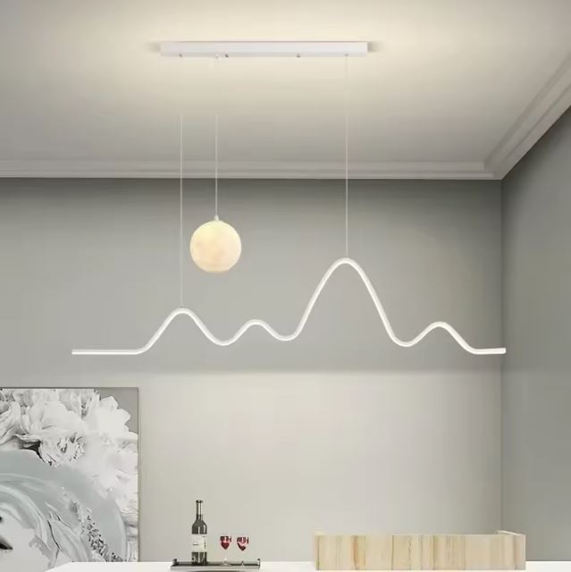 Suspension vague LED blanche élégante, parfaite pour un intérieur moderne et lumineux.