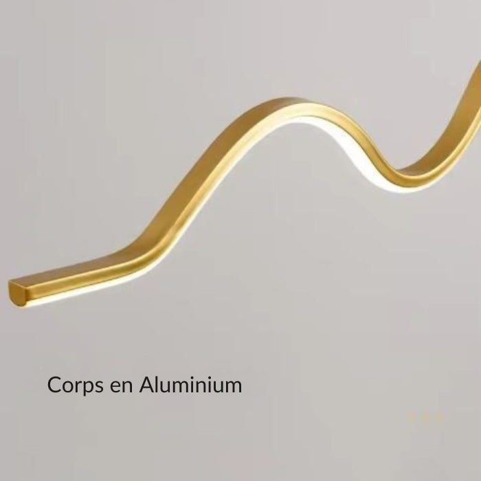 Détail de suspension vague LED dorée en aluminium, alliant élégance et robustesse.