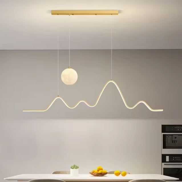Suspension vague LED dorée raffinée, idéale pour sublimer une cuisine moderne et élégante.