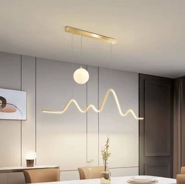 Suspension vague LED dorée élégante, idéale pour une salle à manger conviviale et au style raffiné.