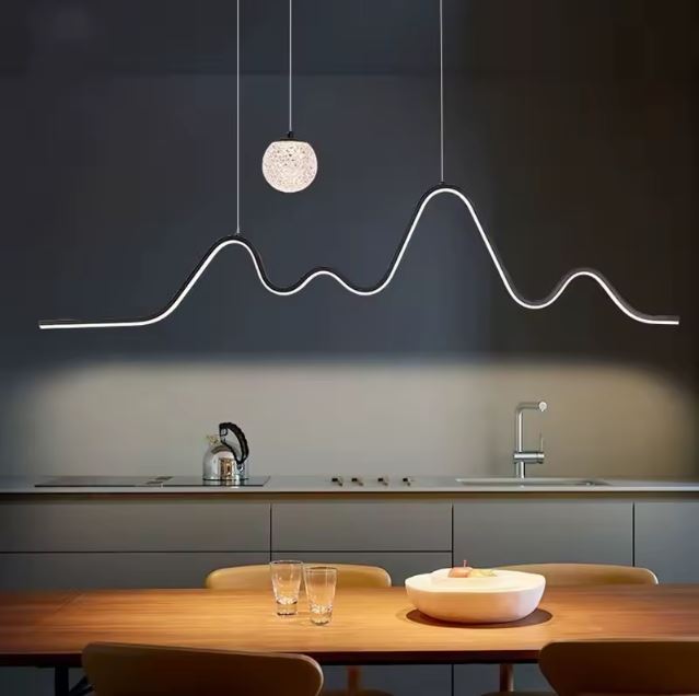 Suspension vague LED noire élégante, idéale pour illuminer une cuisine contemporaine avec style.