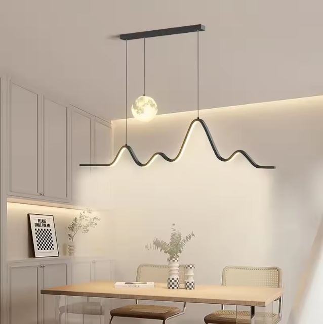Suspension vague LED noire design, idéale pour une cuisine contemporaine au style raffiné.