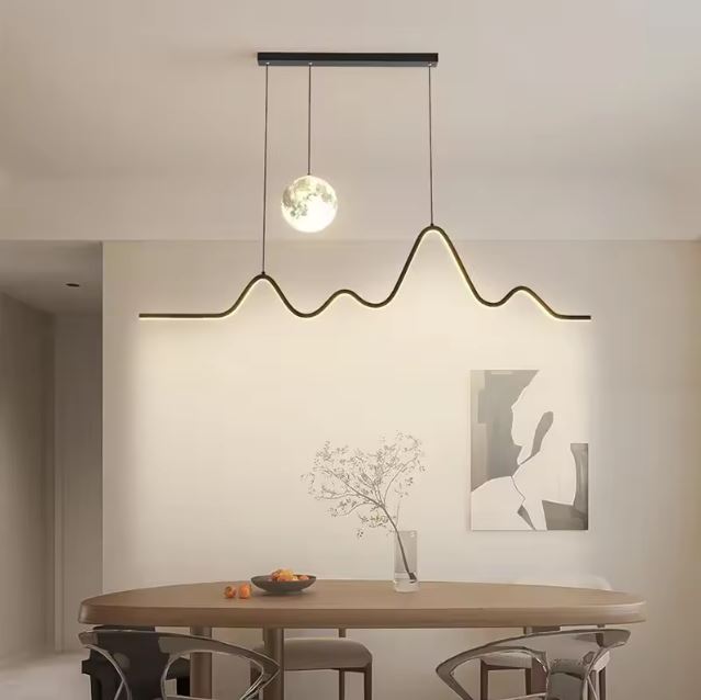 Suspension vague LED noire raffinée, idéale pour une salle à manger moderne au style épuré et design.