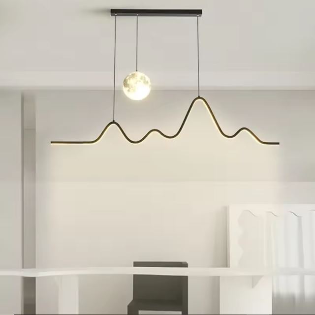 Suspension vague LED noire élégante, parfaite pour apporter une touche moderne et organique dans un salon.