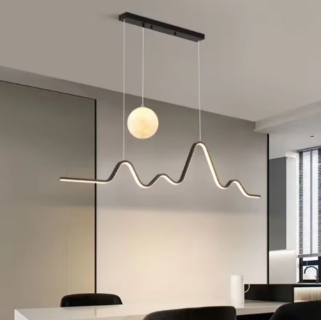 Suspension vague LED noire élégante, idéale pour un intérieur contemporain et raffiné.