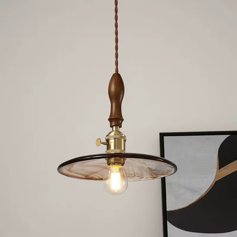 Suspension en verre ambré avec poignée en bois et finition laiton, au style mid-century chaleureux et raffiné