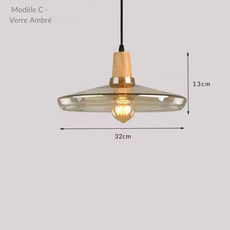 Large suspension en verre ambré et bois au profil plat, mêlant inspiration organique et design contemporain