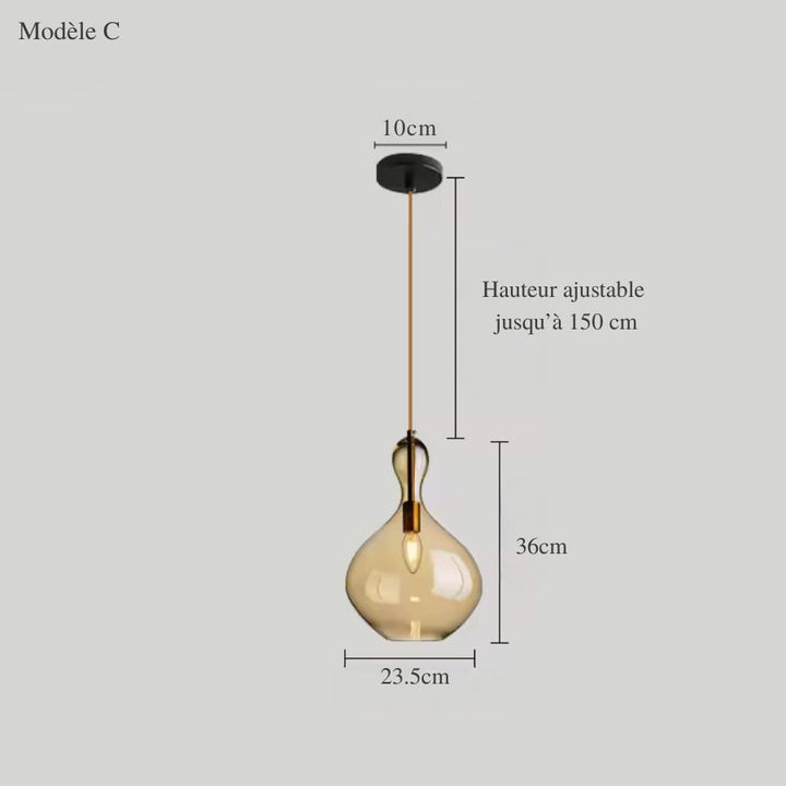 Avec sa silhouette de goutte arrondie, cette suspension en verre ambré mesure 36 cm de haut et 23,5 cm de large.