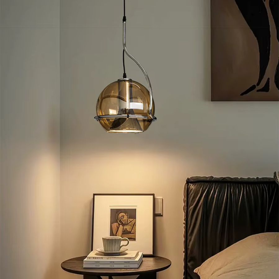 Suspension en verre ambré et chrome dans une chambre élégante, au style rétro contemporain et chaleureux