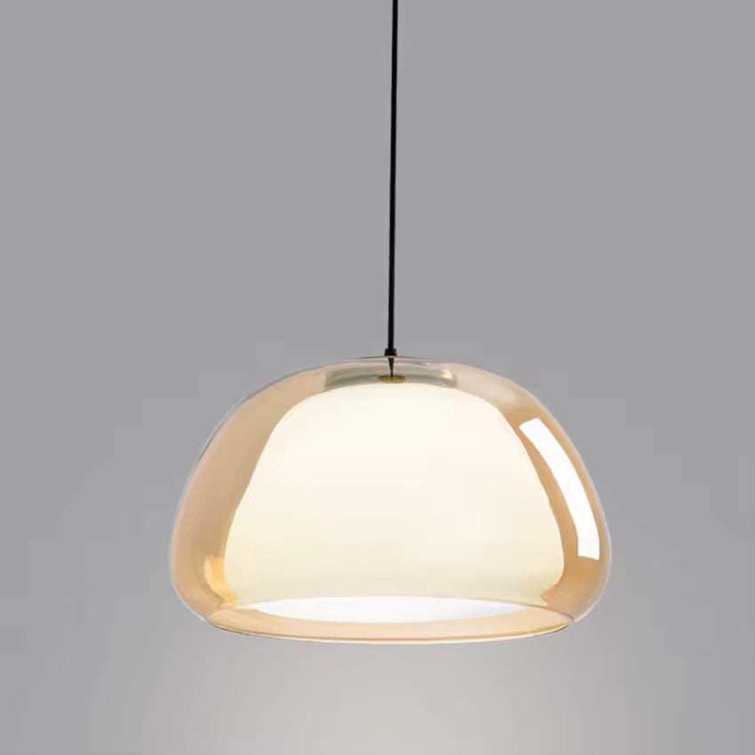 Suspension en verre ambré avec cœur opalin lumineux, aux courbes douces et au design organique contemporain