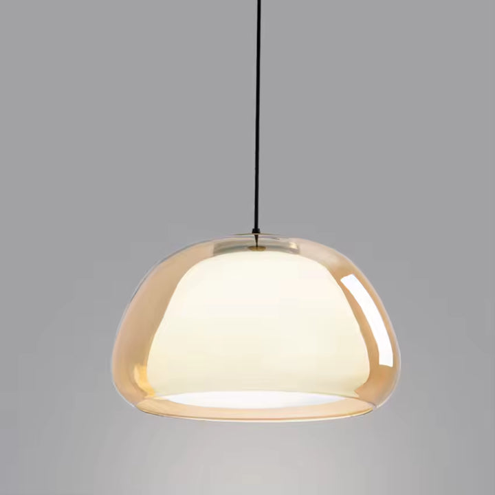 Suspension en verre ambré avec cœur opalin lumineux, aux courbes douces et au design organique contemporain