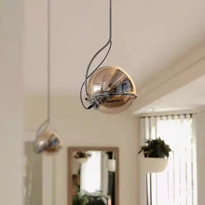 Suspension en verre ambré à anneau chromé dans un intérieur moderne, au style spatial et design contemporain