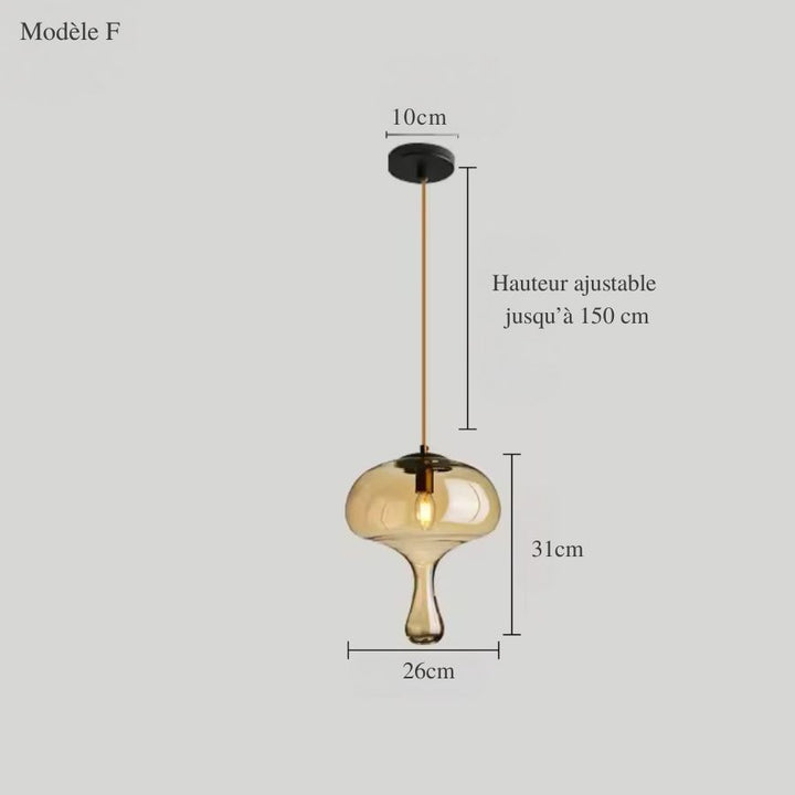 Inspirée d'un champignon, cette suspension en verre ambré au design sculptural mesure 31 cm de haut et 26 cm de large.