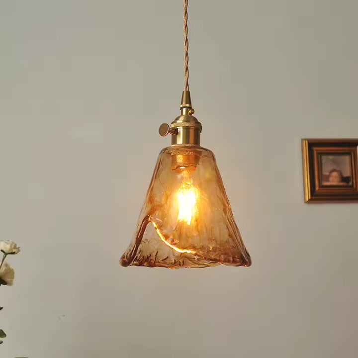 Suspension en verre ambré sculpté en forme de cloche, avec douille dorée au charme rétro et élégant
