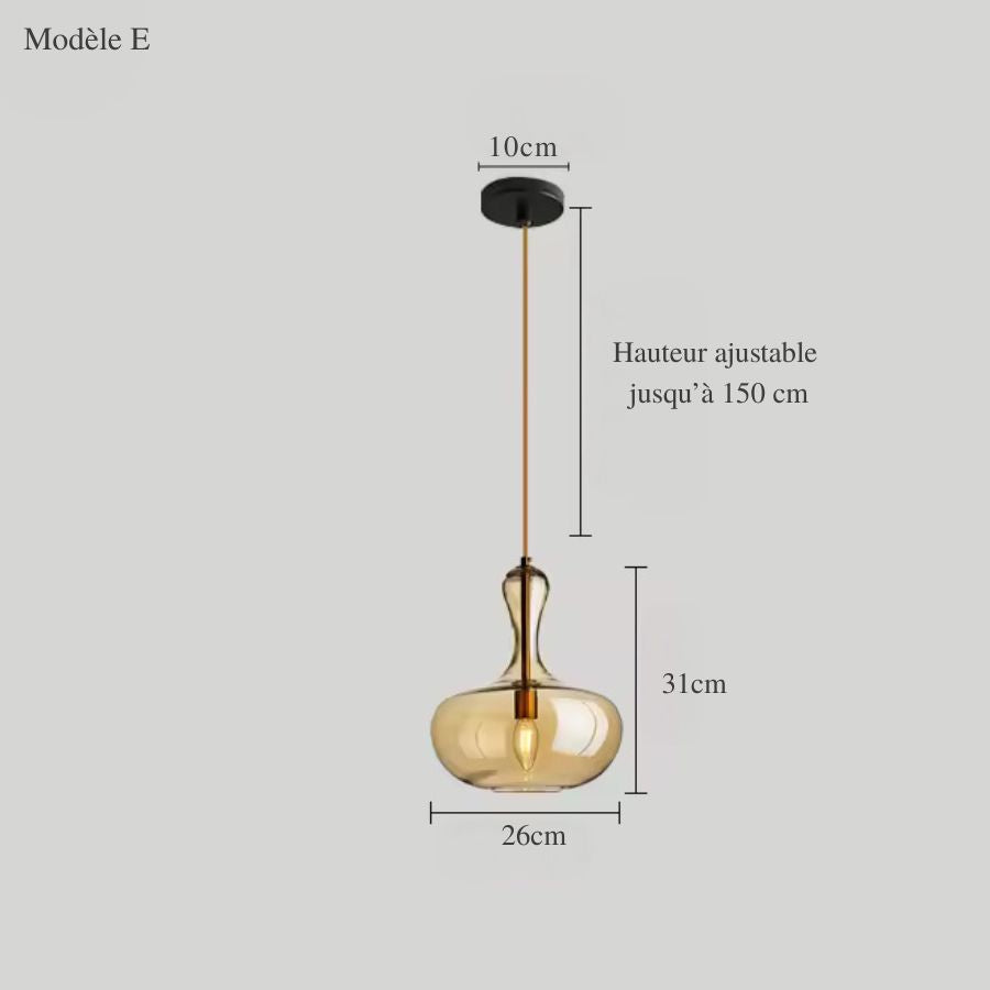 Vue cotée d'une suspension en verre ambré à diffuseur aplati et col élancé, au style contemporain, de 31 x 26 cm.