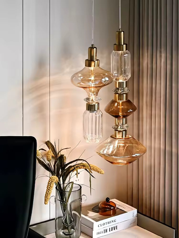 Verre ambré et transparent aux formes sculpturales pour une suspension élégante d’inspiration Art déco