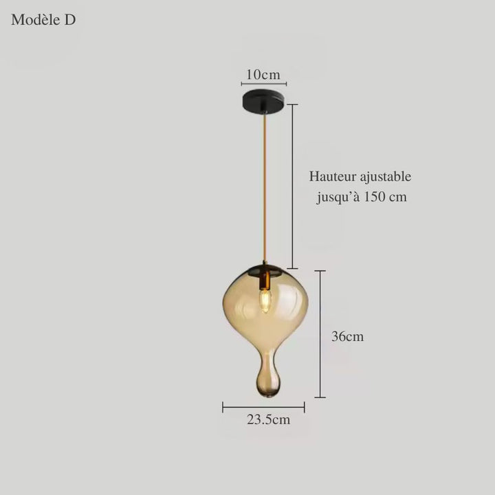 Suspension sculpturale en verre ambré à bulbe arrondi et pointe descendante, dimensions de 36 x 23,5 cm.