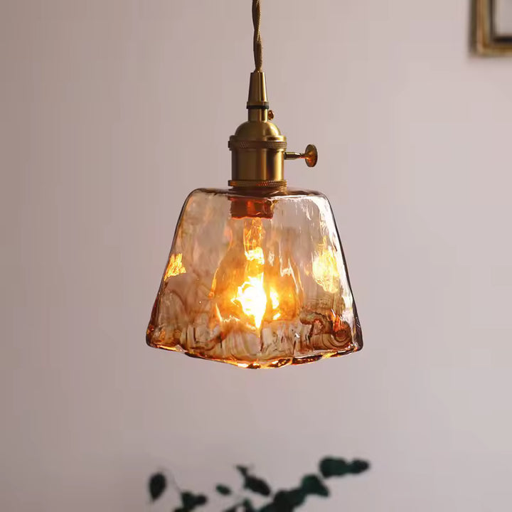 Suspension en verre ambré irrégulier avec douille dorée, au style rétro artisanal et chaleureux