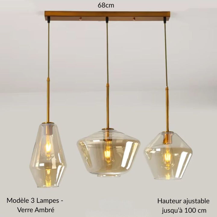 Suspension 3 lampes en verre ambré et laiton doré, aux silhouettes géométriques d’inspiration rétro